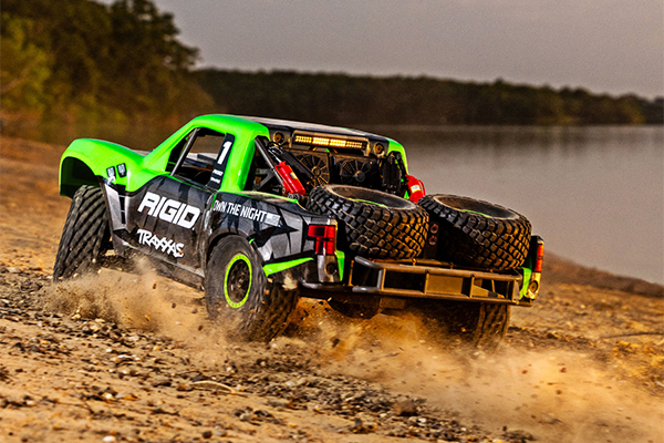 Traxxas Unlimited Desert Racer UDR 6S RTR 4WD Race Truck w/LED Lights & TQi 2.4GHz (85086-4 green) машинка на пульті