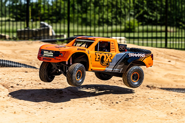 Traxxas Unlimited Desert Racer UDR 6S RTR 4WD Race Truck w/LED Lights & TQi 2.4GHz (85086-4 Fox) машинка на пульті
