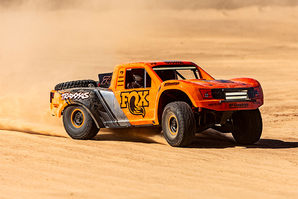 Traxxas Unlimited Desert Racer UDR 6S RTR 4WD Race Truck w/LED Lights & TQi 2.4GHz (85086-4 Fox) машинка на пульті